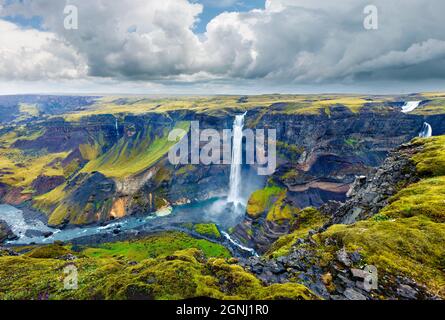 Deuxième plus haute cascade d'Islande - Haifoss. Vue sombre du canyon le matin. Voyage en Islande. Beauté de la nature concept fond. Banque D'Images