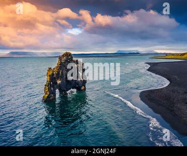 Vue depuis un drone volant. BeautifulSunset avec une immense pile de basalte - Hvitserkur sur fond. Splendide scène estivale de la rive est du Vatnsnes peni Banque D'Images