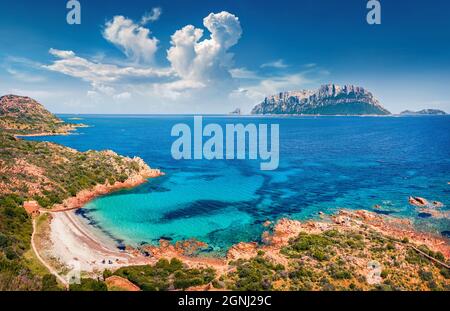 Vue depuis un drone volant. Vue incroyable sur la plage de Spiaggia del dottore. Superbe scène matinale de l'île de Sardaigne, Italie, Europe. Mediterran ensoleillé Banque D'Images