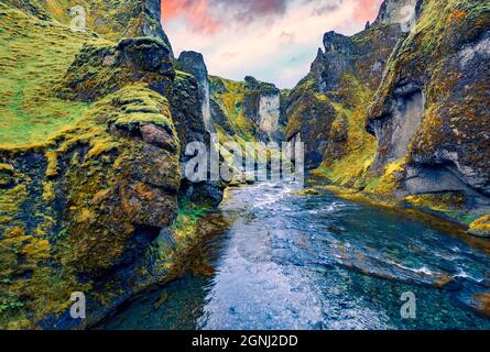 Vue depuis le drone volant du canyon et de la rivière Fjadrargljufur. Lever de soleil d'été spectaculaire sur le sud-est de l'Islande, en Europe. Beauté de la nature concept fond. Banque D'Images