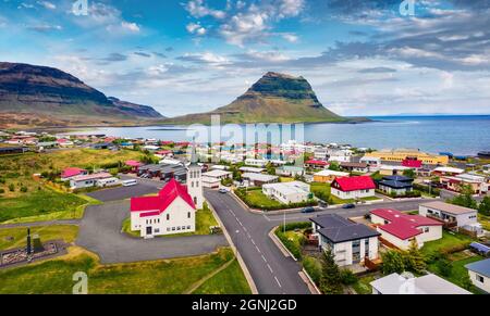 Vue depuis un drone volant. Magnifique paysage urbain matinal de la ville de Grundarfjordur avec Kirkjufell Mountain en arrière-plan. Vue aérienne de l'église Grundarfjordur Banque D'Images