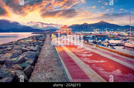 Vue incroyable sur le port de Villasimius le soir. Coucher de soleil d'été à couper le souffle sur l'île de Sardaigne, Italie, Europe. Paysage marin spectaculaire de la mer Méditerranée. Par Banque D'Images