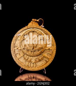 Astrolabe, un instrument utilisé pour faire des mesures astronomiques, typiquement des altitudes des corps célestes, et dans la navigation pour calculer la latitude Banque D'Images