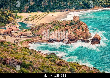 Panorama urbain du matin avec la tour de la Genoise de Porto Ota. Splendide vue d'été sur l'île de Corse, la France, l'Europe. Incroyable Méditerranée Banque D'Images