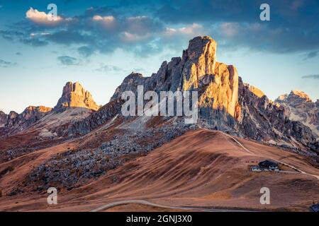 Magnifique vue du matin depuis le haut du col de Giau avec la célèbre Ra Gusela, les sommets de Nuvolau en arrière-plan. Captivante scène automnale des Alpes Dolomites, Cortin Banque D'Images