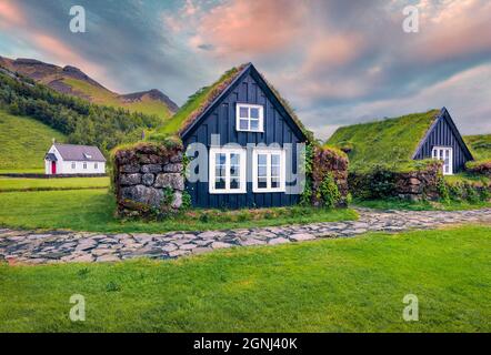 Vue typique des maisons en gazon dans la campagne islandaise. Magnifique lever de soleil d'été dans le village de Skogar, au sud de l'Islande, en Europe. Concept de voyage backgro Banque D'Images