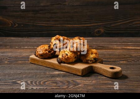 Biscuits avec raisins secs sur planche à découper en bois Banque D'Images