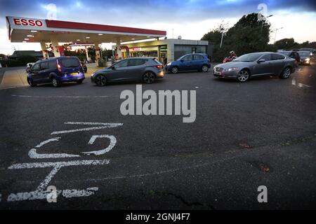 Peterborough, Royaume-Uni. 25 septembre 2021. Les clients font la queue pour le carburant dans une station-service Esso, près de Peterborough.Une pénurie de conducteurs de véhicules lourds (HGV) a réduit la quantité de carburant dans les garages. Esso limite ses clients à 30.00 £ de carburant jusqu'à ce que la livraison revienne à la normale. (Photo de Martin Pope/SOPA Images/Sipa USA) crédit: SIPA USA/Alay Live News Banque D'Images