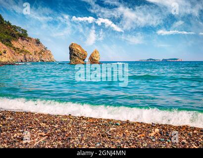 Vue matinale ensoleillée sur la petite baie près du village de Tekirova, district de Kemer, province d'Antalya. Paysage marin méditerranéen incroyable en Turquie. Beauté de na Banque D'Images