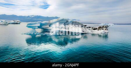 Flotte de icebergs bleus dans le lagon du glacier de Jokulsarlon. Soirée d'été brumeuse dans le parc national de Vatnajokull. Pittoresque scène matinale de l'Islande, Euro Banque D'Images