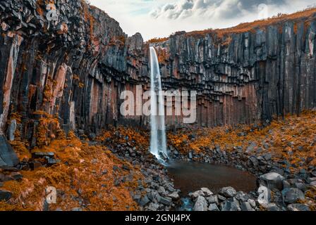 Vue depuis un drone volant. Magnifique vue du matin sur la célèbre chute d'eau Svartifoss (Black Fall). Scène d'automne spectaculaire à Skaftafell, Vatnajokull National P. Banque D'Images