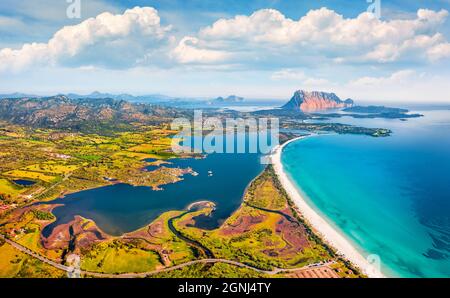 Vue depuis un drone volant. Vue incroyable sur la plage de la Cinta. Scène aérienne matinale de l'île de Sardaigne, Italie, Europe. Paysage méditerranéen ensoleillé Banque D'Images