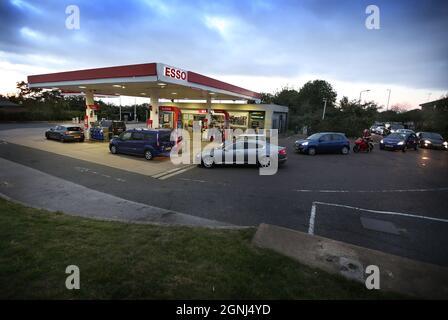 Peterborough, Royaume-Uni. 25 septembre 2021. Les clients font la queue pour le carburant dans une station-service Esso, près de Peterborough.Une pénurie de conducteurs de véhicules lourds (HGV) a réduit la quantité de carburant dans les garages. Esso limite ses clients à 30.00 £ de carburant jusqu'à ce que la livraison revienne à la normale. Crédit : SOPA Images Limited/Alamy Live News Banque D'Images