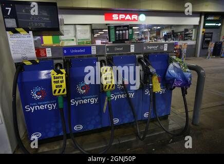 Peterborough, Royaume-Uni. 25 septembre 2021. Les pompes sont hors service à la station-service Esso près de Peterborough.Une pénurie de conducteurs de véhicules lourds (HGV) a réduit la quantité de carburant dans les garages. Esso limite ses clients à 30.00 £ de carburant jusqu'à ce que la livraison revienne à la normale. Crédit : SOPA Images Limited/Alamy Live News Banque D'Images