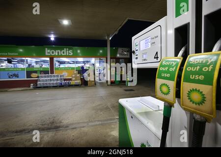 Peterborough, Royaume-Uni. 25 septembre 2021. Des panneaux indiquant que la station-service BP est hors service, près de Peterborough. Une pénurie de conducteurs de véhicules lourds (HGV) a réduit la quantité de carburant dans les garages. Esso limite ses clients à 30.00 £ de carburant jusqu'à ce que la livraison revienne à la normale. Crédit : SOPA Images Limited/Alamy Live News Banque D'Images