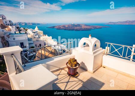 Vue ensoleillée le matin sur l'île de Santorini. Scène d'été de Brigt de la célèbre station grecque Fira, Grèce, Europe. Un paysage marin méditerranéen incroyable. Conc. De voyage Banque D'Images