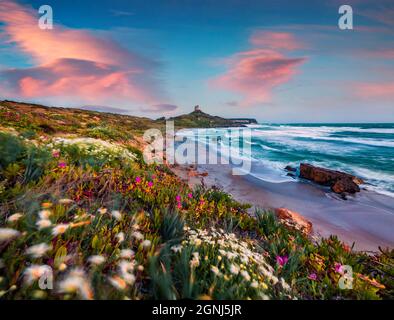 Scène de printemps venteuse de la Sardaigne, Italie, Europe. Belle vue du matin sur le phare de Capo San Marco sur la péninsule de Del Sinis. Un paysage marin spectaculaire pour moi Banque D'Images