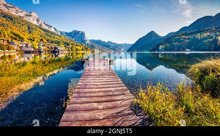 Jetée en bois vide dans un village de pêcheurs. Journée ensoleillée sur le lac Grundlsee. Vue d'automne calme des Alpes orientales, quartier Liezen de Styrie, Autriche, Euro Banque D'Images