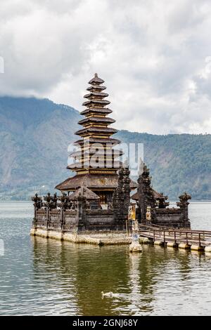 Temple hindou balinais Pura Segara Ulun Danu Batur sur le lac Batur (Danau Batur) à Kintamani, Bangli, Bali, Indonésie. Banque D'Images
