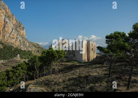 château de montagne en Sicile ruines de la vieille ville fortifiée de Terravecchia à Caltavuturo (Palerme) Banque D'Images