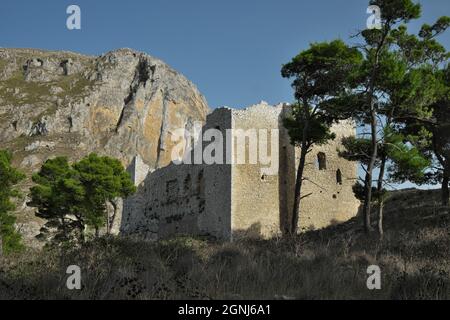 château de montagne en Sicile ruines de la vieille ville fortifiée de Terravecchia à Caltavuturo (Palerme) Banque D'Images