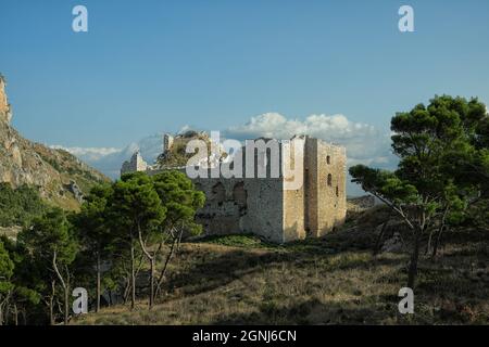 château de montagne en Sicile ruines de la vieille ville fortifiée de Terravecchia à Caltavuturo (Palerme) Banque D'Images