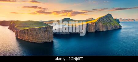 Vue depuis un drone volant. Scène nocturne incroyable du lac Sorvagsvatn, Vagar, Iles Féroé, Danemark, Europe. Magnifique coucher de soleil d'été sur l'océan Atlantique. Banque D'Images