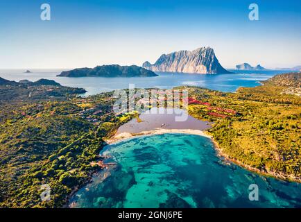 Vue depuis un drone volant. Scène estivale étonnante de la plage de Salina Bamba avec la montagne de Tavolara en arrière-plan. Vue incroyable sur l'Islan de la Sardaigne le matin Banque D'Images