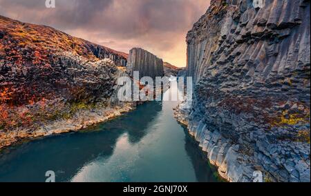 Vue depuis le drone volant de Studlagil Canyon. Paysage spectaculaire du matin de Jokulsa À la rivière Bru. Magnifique scène d'été de l'Islande, l'Europe. Beauté de Banque D'Images