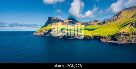 Vue depuis un drone volant. Scène panoramique matinale de la cascade de Mulafossur. Fantastique vue d'été sur l'île de Vagar, les îles Féroé, le Danemark, l'Europe. Beauté Banque D'Images