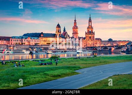 Fête de fin de semaine sur les rives de l'Elbe avec l'Académie des Beaux-Arts et l'église baroque de la cathédrale Frauenkirche en arrière-plan. Magnifique coucher de soleil de printemps o Banque D'Images