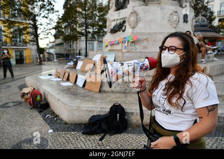 Lisbonne, Portugal. 25 septembre 2021. Un militant collectif féministe a crié des slogans sur un mégaphone pendant la manifestation. Plusieurs collectifs féministes portugais se sont joints à la campagne internationale lancée par l'Association révolutionnaire des femmes d'Afghanistan (RAWA), avec des organisations turques et kurdes, pour exprimer leur solidarité avec les femmes et le peuple d'Afghanistan. (Photo de Jorge Castellanos/SOPA Images/Sipa USA) crédit: SIPA USA/Alay Live News Banque D'Images