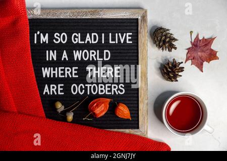 Tasse de thé, tableau de feutre avec message Je suis si heureux de vivre dans un monde où il y a des octobreers. Maquette d'automne haut de gamme colorée. Banque D'Images