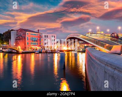 Ilumitpenché lever du soleil de printemps à Venise, Italie, Europe. Vue colorée le matin sur le pont de la Constitution. Magnifique assaisonnement méditerranéen. Conc. De voyage Banque D'Images