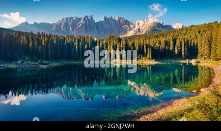 Vue d'été calme sur le lac de Carezza (Karersee). Magnifique scène matinale des Alpes Dolomiti, province de Bolzano, Tyrol du Sud, Italie, Europe. Beauté de natur Banque D'Images