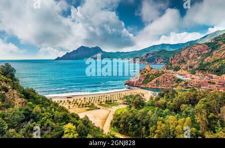 Panorama urbain du matin avec la tour de la Genoise de Porto Ota. Belle vue d'été sur l'île de Corse, la France, l'Europe. Belle Méditerranée se Banque D'Images