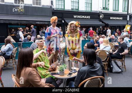 Londres, Royaume-Uni. 25 septembre 2021. Les gens ont vu dîner à l'extérieur à Soho après que les restrictions Covid-19 ont été levées à Londres.le gouvernement britannique a annoncé que toutes les restrictions COVID seraient levées. Depuis l'ascenseur, on a vu des gens se faubourr dans les rues et remplir les espaces de restauration extérieurs. La mesure visait à atténuer la perte économique qui a été préjudiciable aux petites entreprises au Royaume-Uni. Crédit : SOPA Images Limited/Alamy Live News Banque D'Images