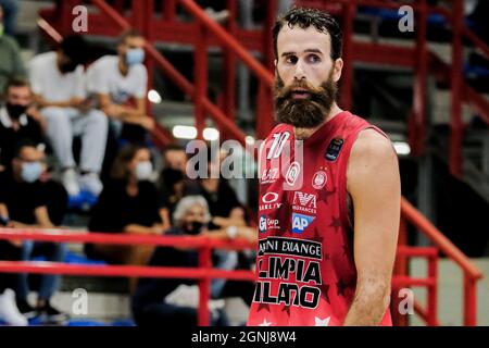 Luigi Datome, l'aile italienne de Milan, regarde le match de basket-ball A1 entre le panier de la SSC gevi napoli et l'Armani Exchange Milano au Palabarbuto à Naples, dans le sud de l'Italie, le 25 septembre 2021. Banque D'Images