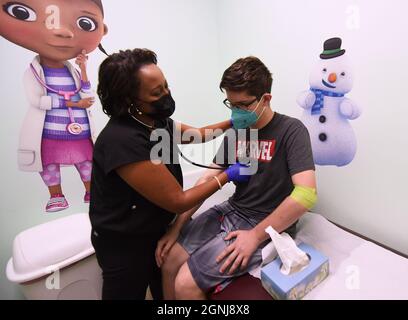 Orlando, États-Unis. 25 septembre 2021. Le Dr Salma Elfaki examine Diego Alvarez, 16 ans, un patient dans un essai clinique Moderna COVID-19 sur le vaccin contre les adolescents, mené par Accel Research sites avec le centre pédiatrique Nona à Orlando, en Floride. Alvarez a reçu le vaccin il y a six mois et fait l'objet d'une surveillance pendant un an. Moderna a déposé une demande d'autorisation d'utilisation d'urgence auprès de la FDA pour son vaccin chez les adolescents en juin, mais attend toujours une décision. (Photo de Paul Hennessy/SOPA Images/Sipa USA) crédit: SIPA USA/Alay Live News Banque D'Images