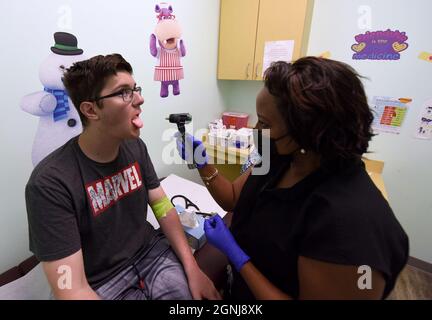 Orlando, États-Unis. 25 septembre 2021. Le Dr Salma Elfaki examine Diego Alvarez, 16 ans, un patient dans un essai clinique Moderna COVID-19 sur le vaccin contre les adolescents, mené par Accel Research sites avec le centre pédiatrique Nona à Orlando, en Floride. Alvarez a reçu le vaccin il y a six mois et fait l'objet d'une surveillance pendant un an. Moderna a déposé une demande d'autorisation d'utilisation d'urgence auprès de la FDA pour son vaccin chez les adolescents en juin, mais attend toujours une décision. (Photo de Paul Hennessy/SOPA Images/Sipa USA) crédit: SIPA USA/Alay Live News Banque D'Images