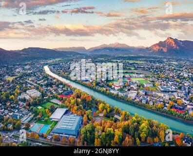 Vue depuis un drone volant. Magnifique paysage urbain matinal de Salzbourg, vieille ville. Fantastique lever de soleil en automne sur les Alpes de l'est. Paysage aérien avec Salzach r Banque D'Images