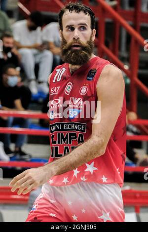 Luigi Datome, l'aile italienne de Milan, regarde le match de basket-ball A1 entre le panier de la SSC gevi napoli et l'Armani Exchange Milano au Palabarbuto à Naples, dans le sud de l'Italie, le 25 septembre 2021. Banque D'Images