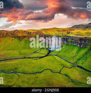 Vue depuis un drone volant. Magnifique vue d'été sur la chute d'eau de Seljalandsfoss. Magnifique lever de soleil en Islande, en Europe. Beauté de la nature concept fond. Banque D'Images