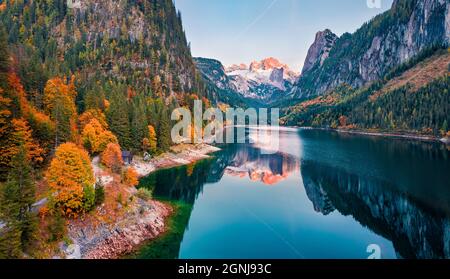 Vue depuis un drone volant. Vue d'automne captivante du lac Gosausee (Vorderer) avec fond de glacieron de Dachstein. Spectaculaire scène de soirée autrichienne Banque D'Images