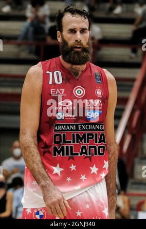 Luigi Datome, l'aile italienne de Milan, regarde le match de basket-ball A1 entre le panier de la SSC gevi napoli et l'Armani Exchange Milano au Palabarbuto à Naples, dans le sud de l'Italie, le 25 septembre 2021. Banque D'Images