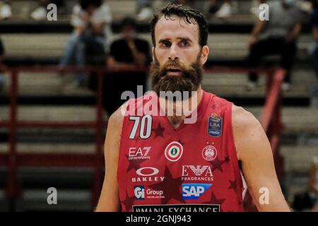 Luigi Datome, l'aile italienne de Milan, regarde le match de basket-ball A1 entre le panier de la SSC gevi napoli et l'Armani Exchange Milano au Palabarbuto à Naples, dans le sud de l'Italie, le 25 septembre 2021. Banque D'Images