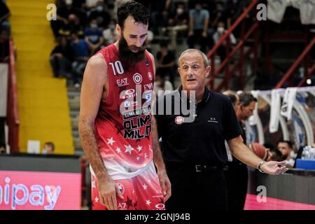 L'entraîneur italien de Milan, Ettore Messina (R), parle avec l'aile italienne de Milan, Luigi Datome, lors du match de basketball A1 entre le panier de napoli de la SSC et l'échange Armani Milano au Palabarbuto à Naples, dans le sud de l'Italie, le 25 septembre 2021. Banque D'Images