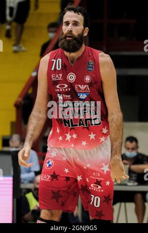 Luigi Datome, l'aile italienne de Milan, regarde le match de basket-ball A1 entre le panier de la SSC gevi napoli et l'Armani Exchange Milano au Palabarbuto à Naples, dans le sud de l'Italie, le 25 septembre 2021. Banque D'Images