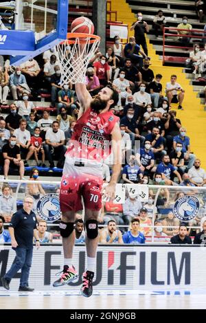 Luigi Datome, l'aile italienne de Milan, tire le ballon lors du match de basket-ball A1 entre la SSC gevi napoli basket et Armani Exchange Milano au Palabarbuto à Naples, dans le sud de l'Italie, le 25 septembre 2021. Banque D'Images