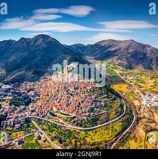 Vue depuis le drone volant de la ville de Morano Calabro. Scène d'été de Soplendid en Italie, Europe. Beau monde des pays méditerranéens. Concept de déplacement Banque D'Images